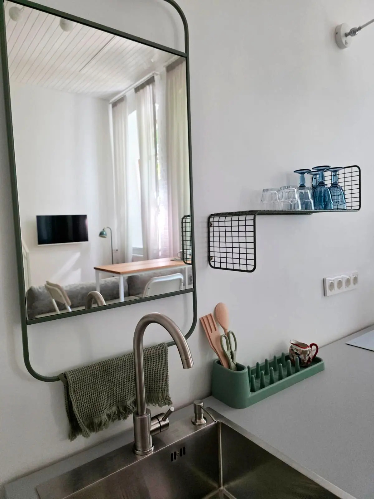 Апартаменты Новые с Высокими Окнами на Пешеходной Улице