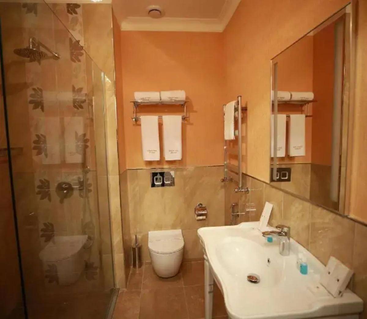 Отель West Inn Palace