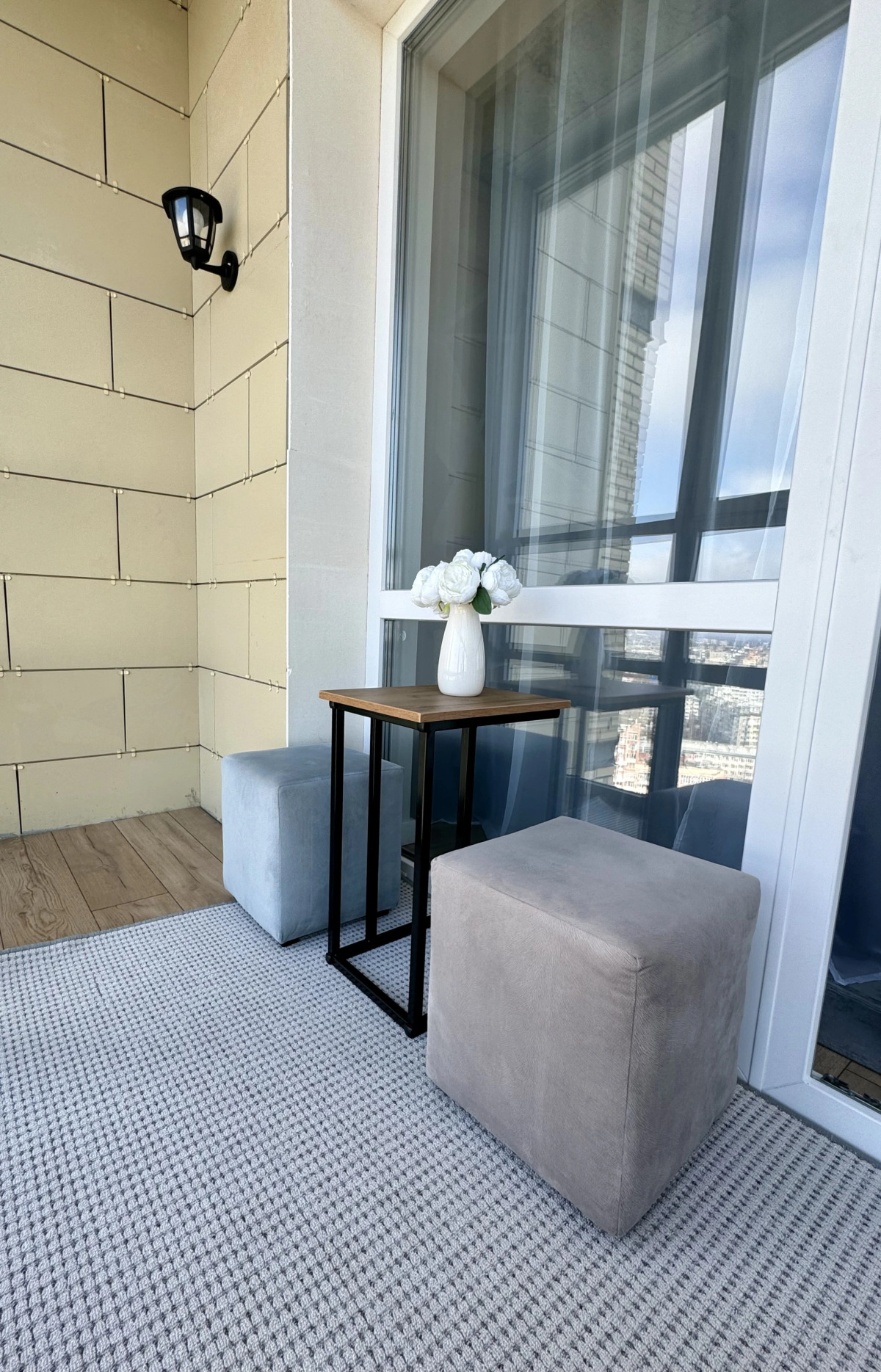 Апартаменты Желтая Студия с панорамным окном