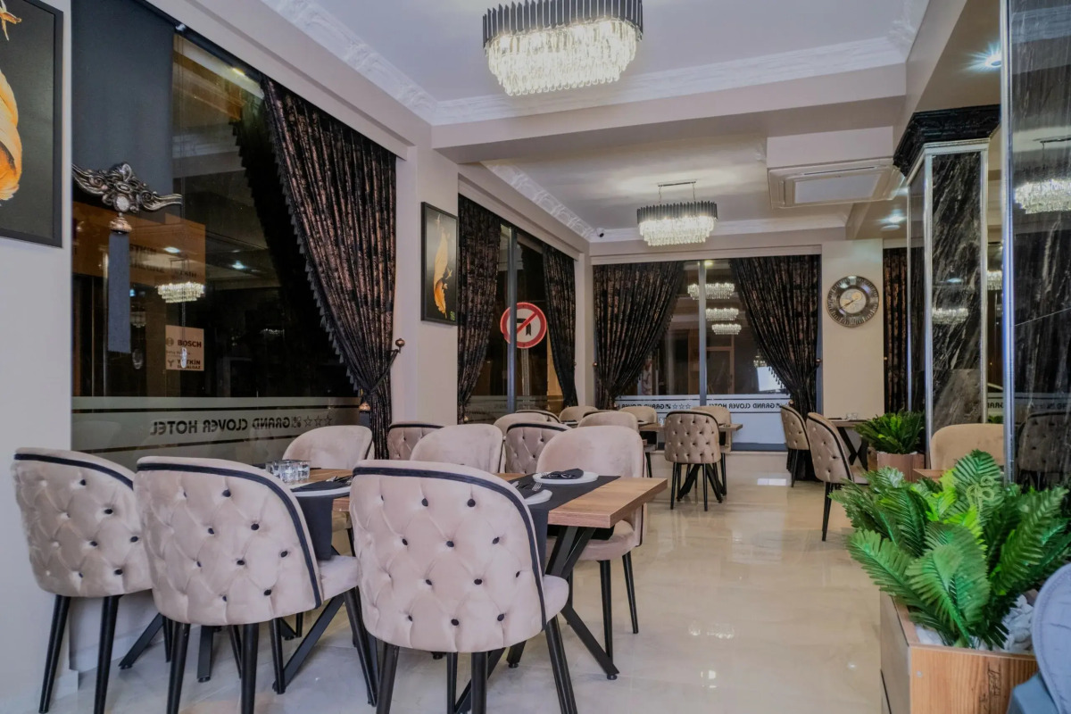 Отель Grand Clover