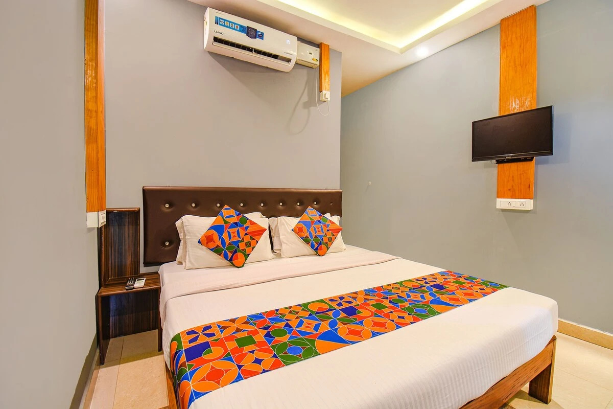 Hotel YogiTree beach Resort & Cafe