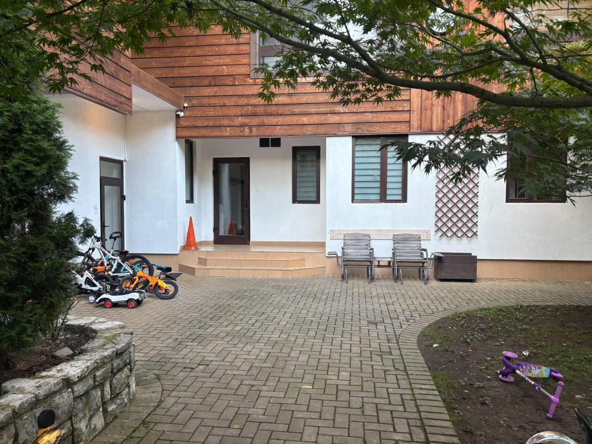 Квартира С отдельной спальней и балконом в центре Поляны