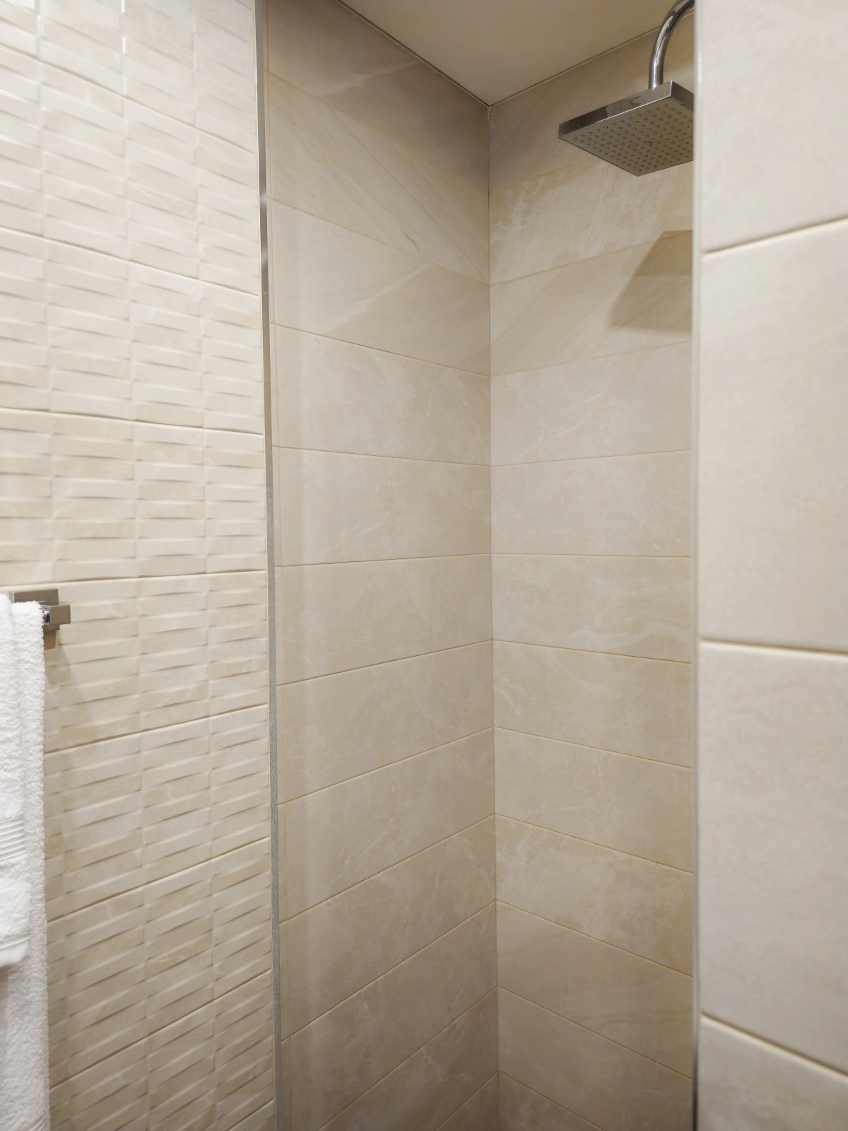 Апартаменты Newly Renovated Condo, Steps to Republic Square