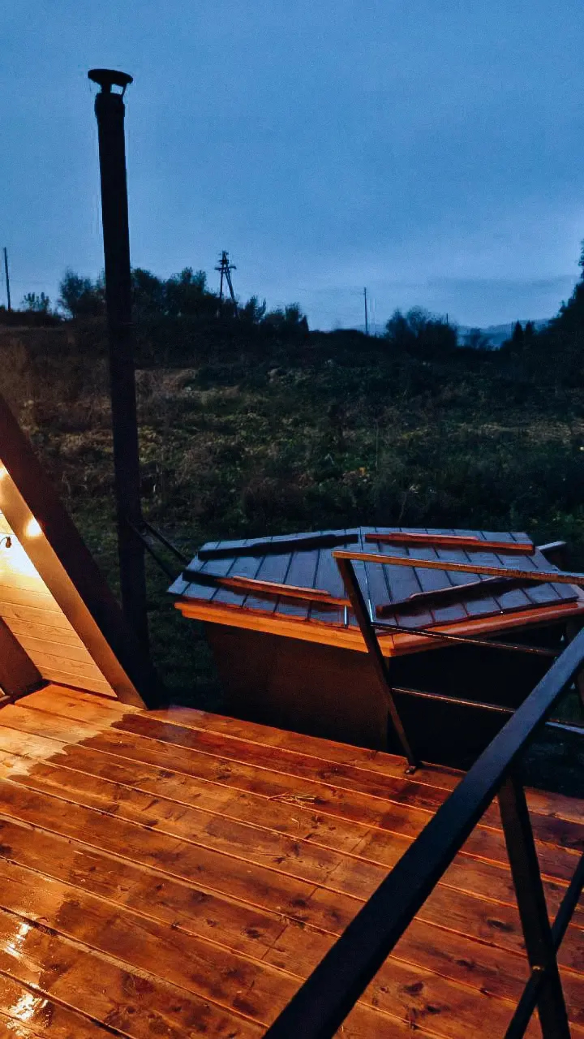 Шале А-фрейм с панорамным остеклением и террасой