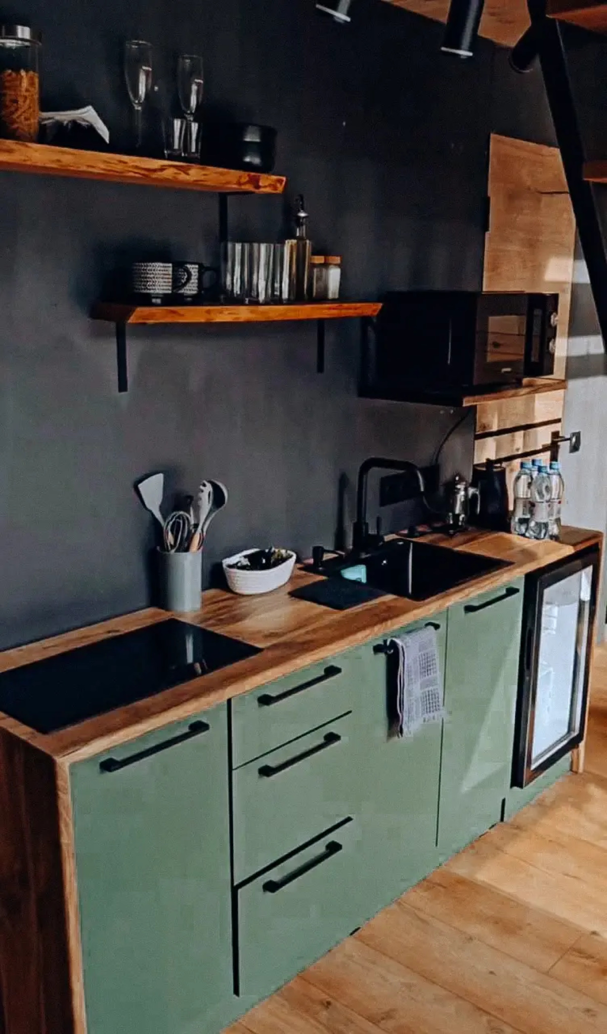 Шале А-фрейм с панорамным остеклением и террасой