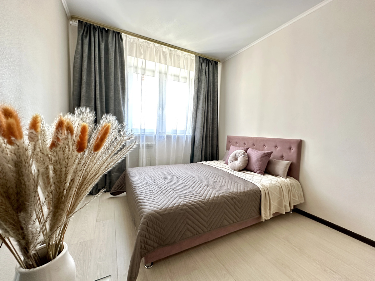 Сакура рядом ТЦ Кристалл