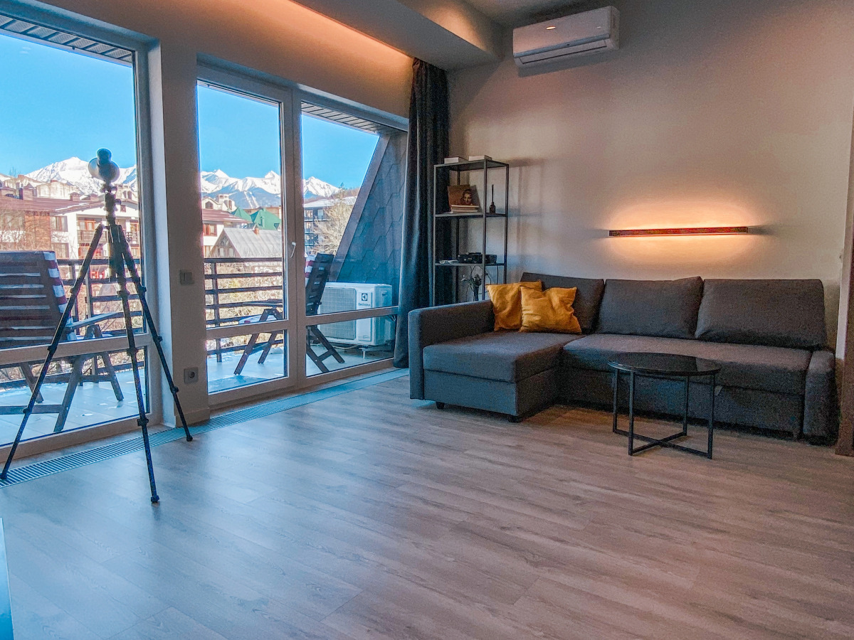 Студия с террасой с панорамным видом на горы