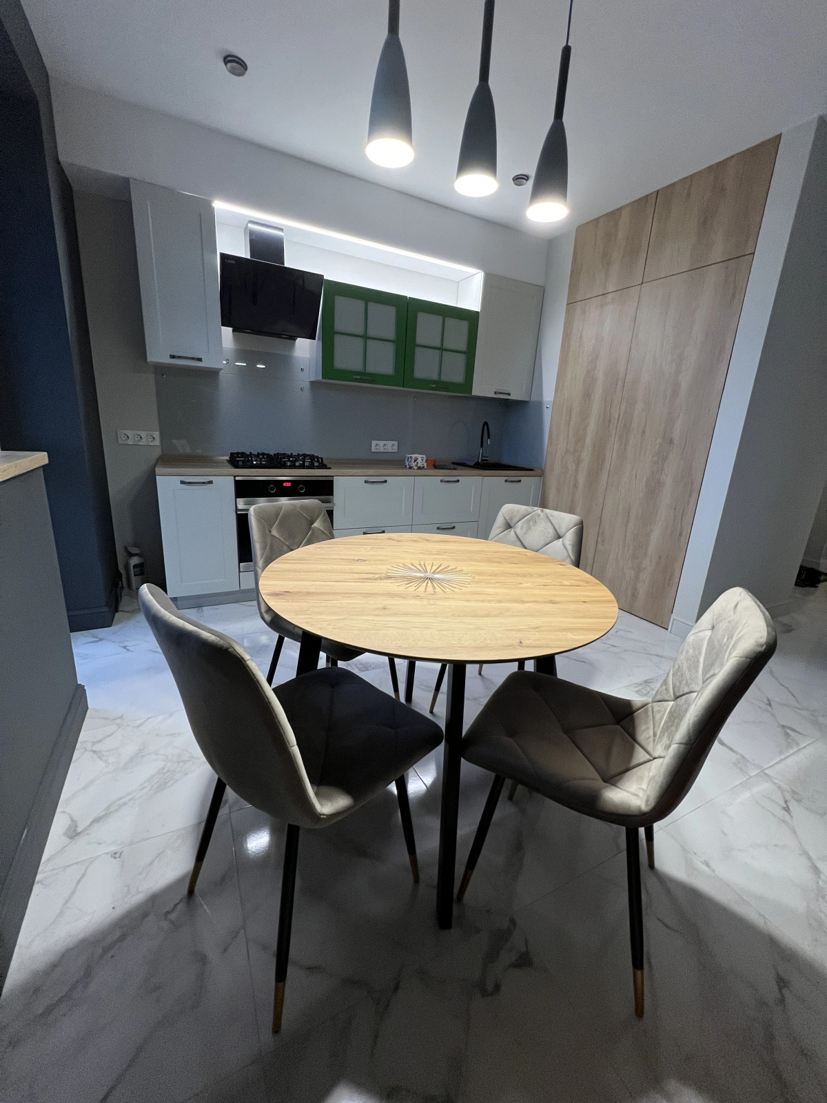 Квартира Просторная Недалеко от Центра с Парковкой