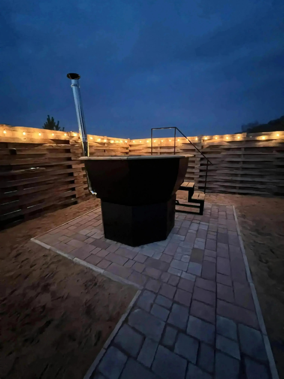 Частный дом Уютный у Реки с Чаном в Современном Стиле