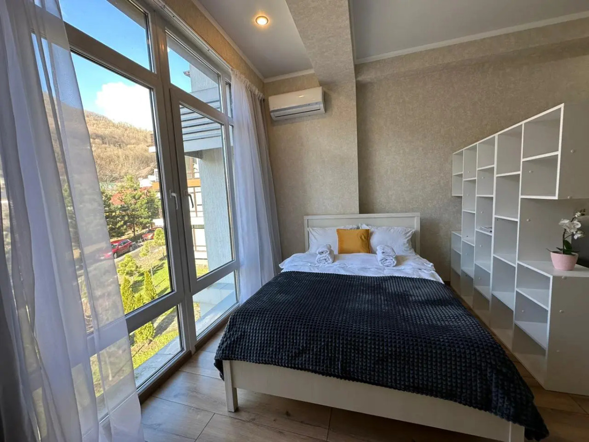 Море квартир с видом на горы