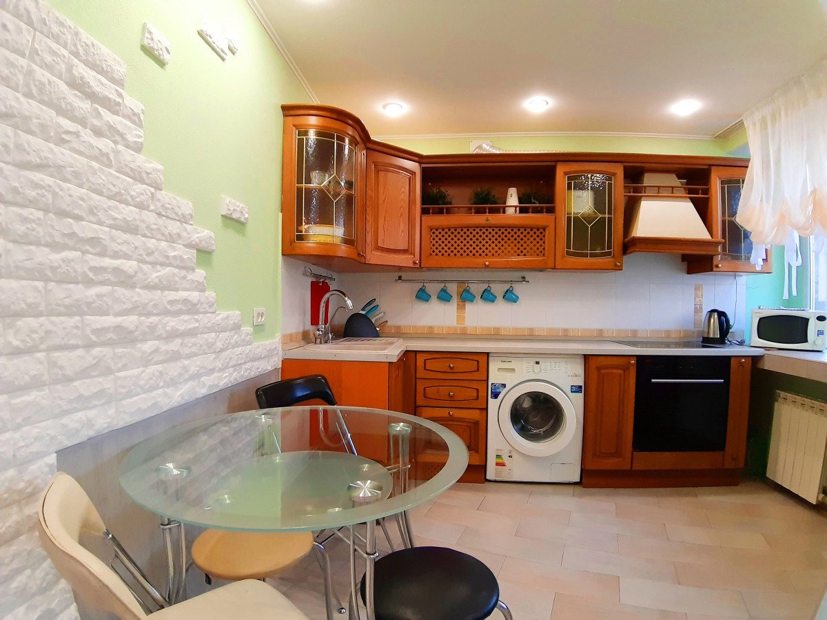 Апартаменты на площади Революции