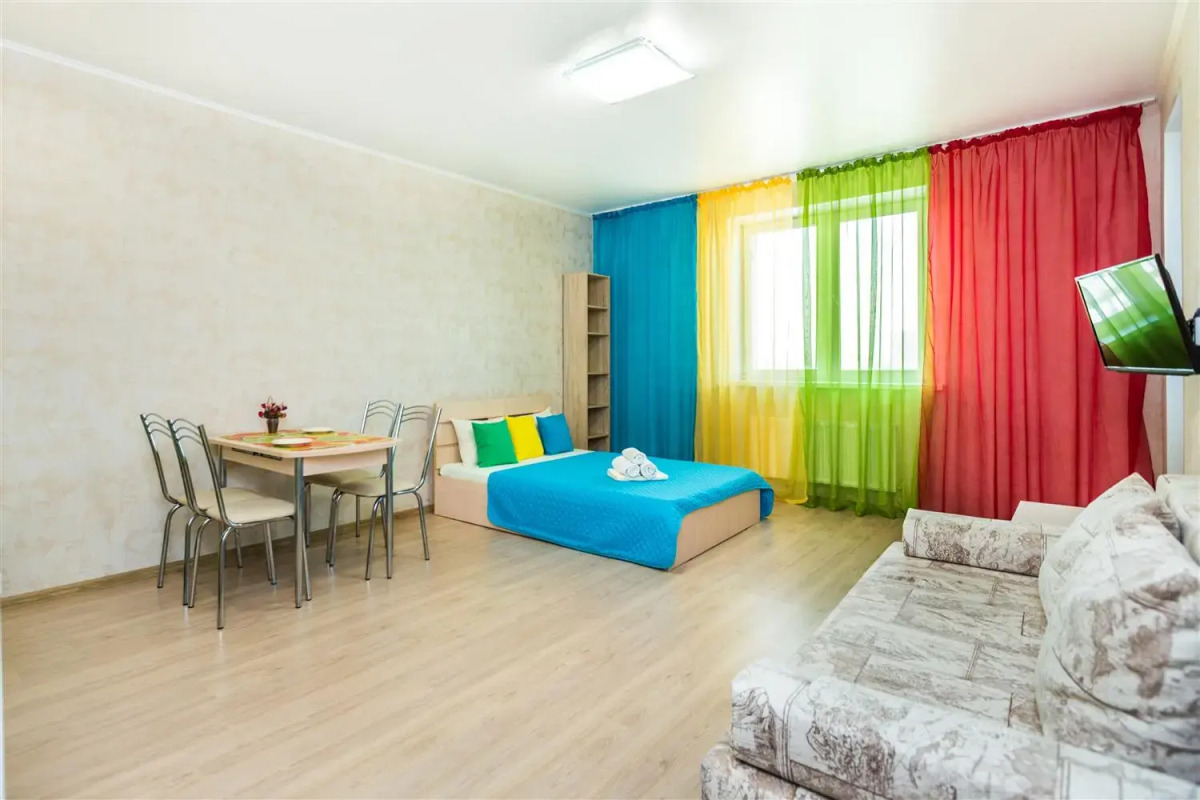 Апартаменты студия в ярких тонах в центре Тюмени