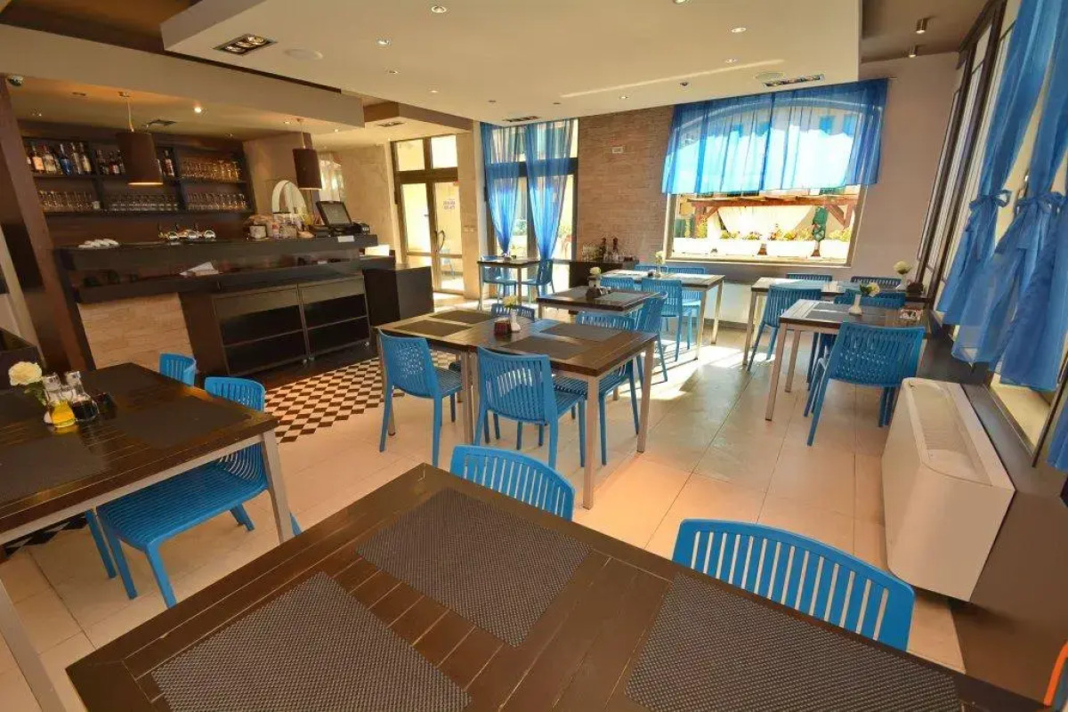 Отель Swiss Holiday