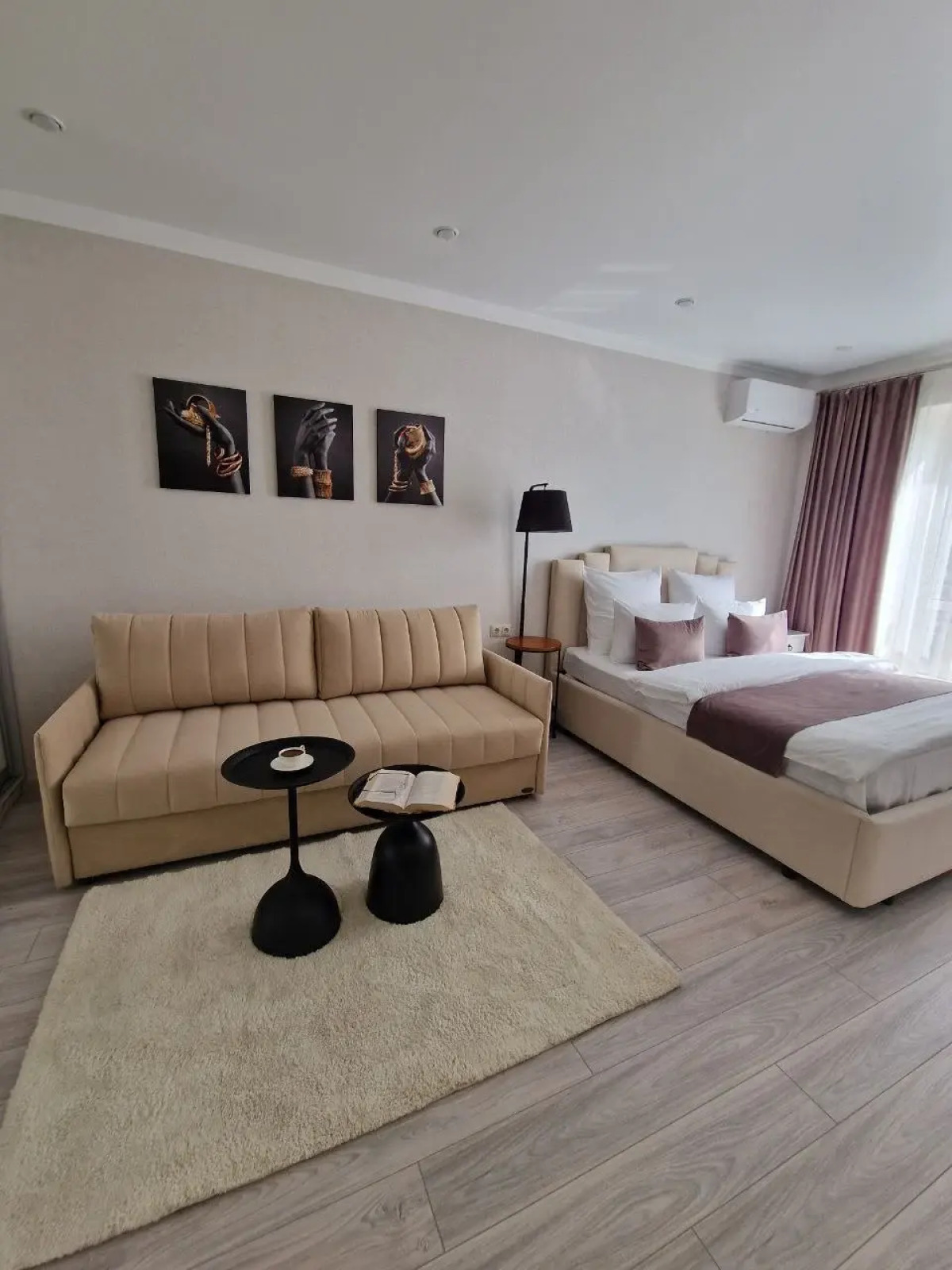 Квартира Flatirini с панорамными окнами в ЖК Весна