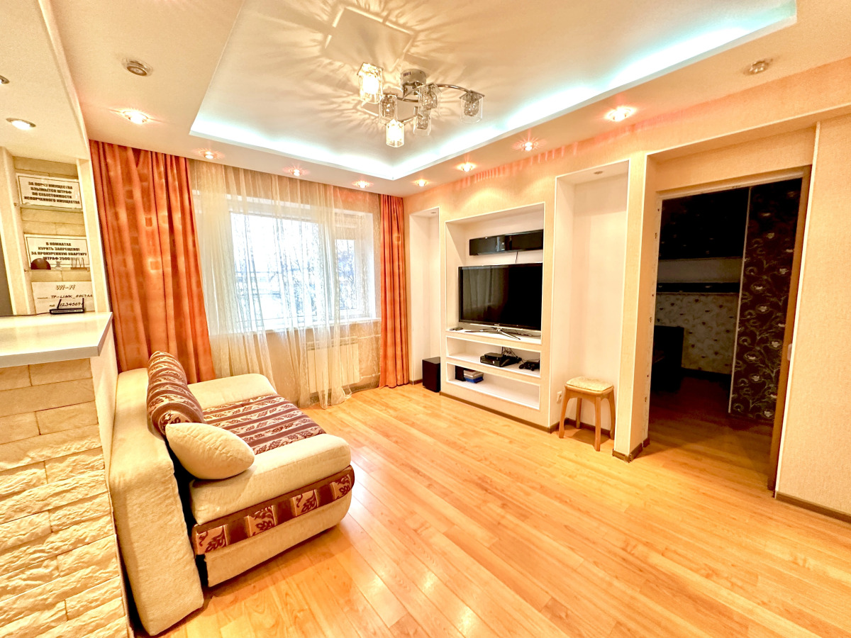 Квартира Светлая 2-комнатная: рядом гостиница Воркута и Центральная площадь