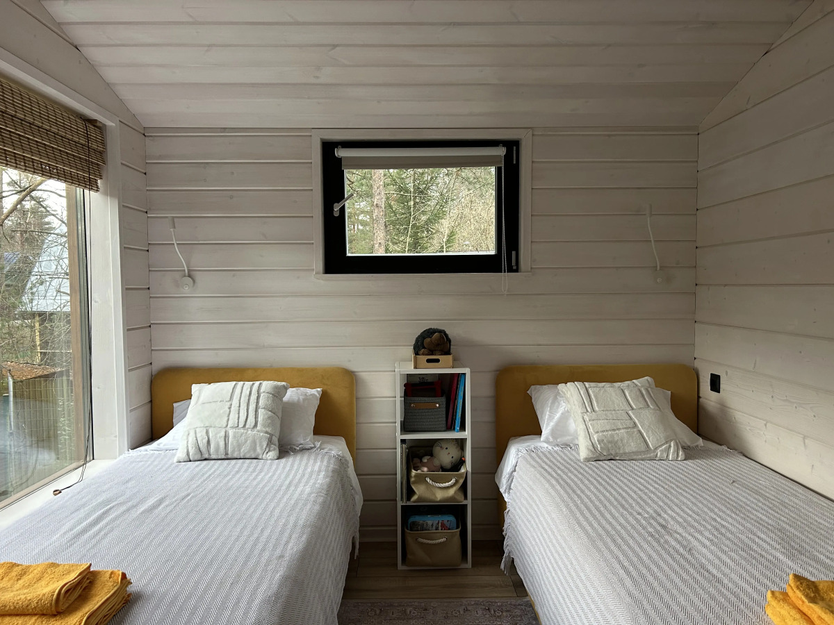 Частный дом у озера с террасой Сосновый дом