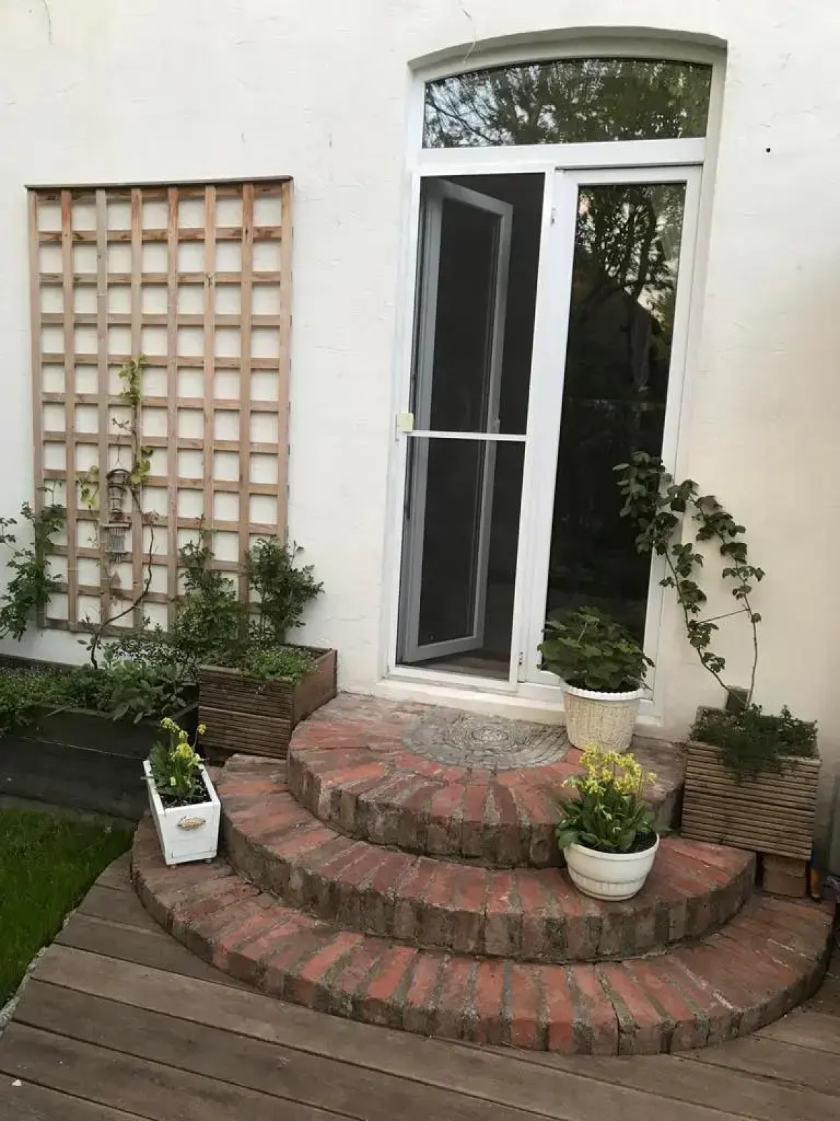 Апартаменты возле пляжа с красивым садом