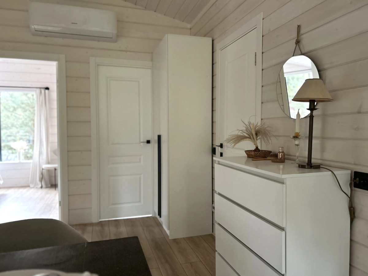 Частный дом у озера с террасой Сосновый дом