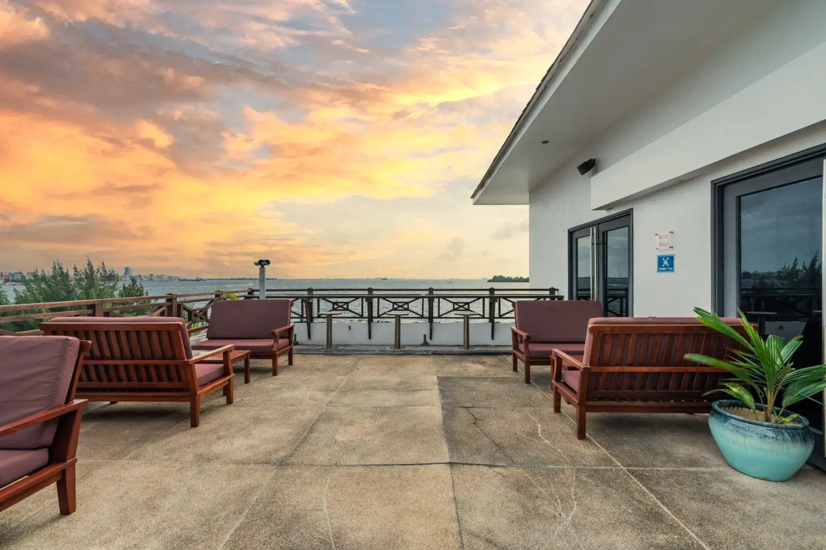 Отель Hulhule Island