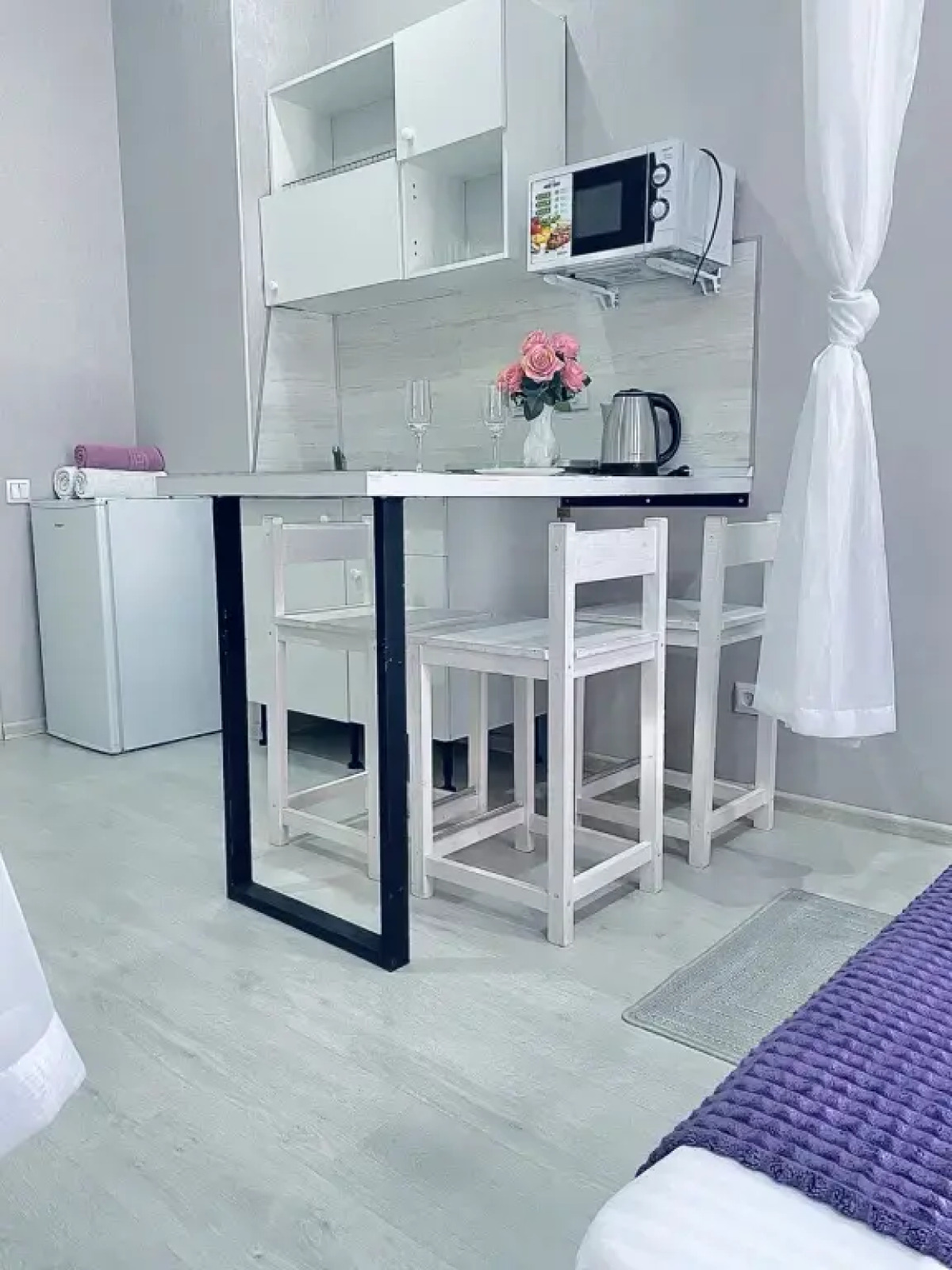 Стильная студия Фиолет возле парка и лебединого озера