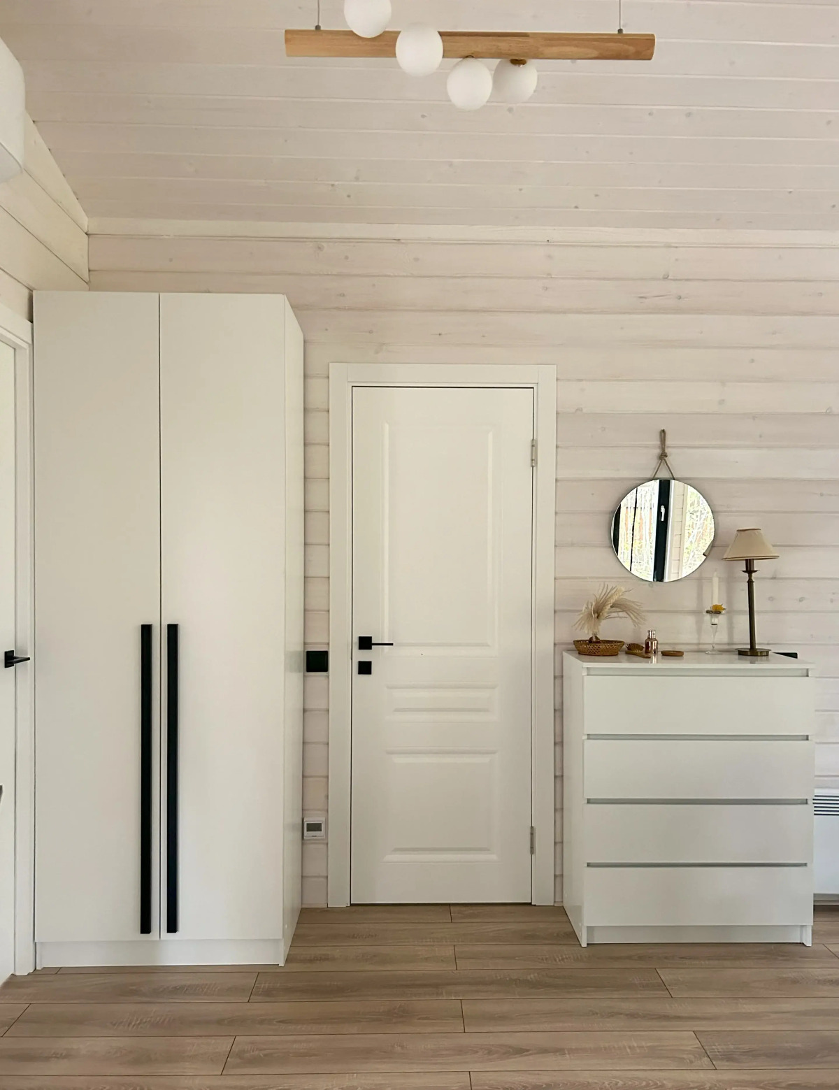 Частный дом у озера с террасой Сосновый дом