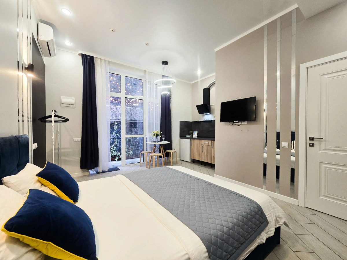 Квартира Стильная студия для 3х человек с кроватями и зоной отдыха на улице