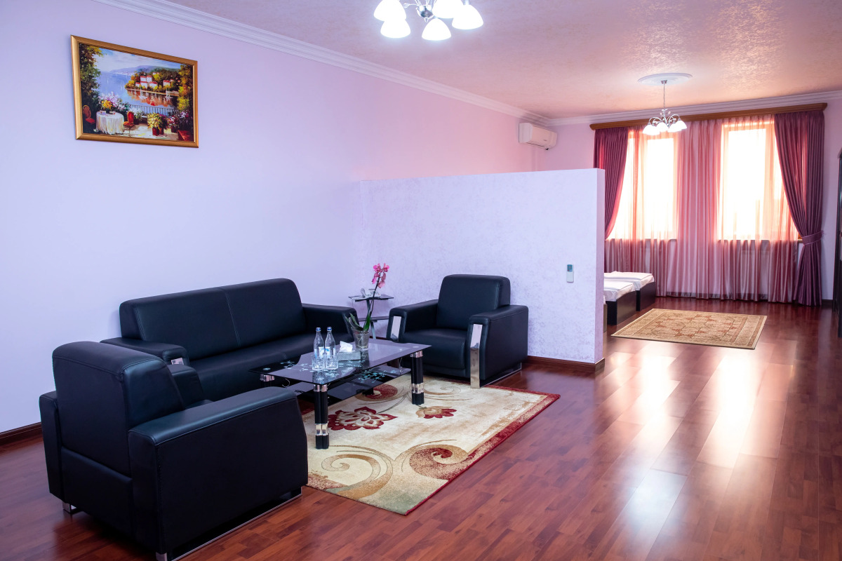 Отель La Defense Yerevan