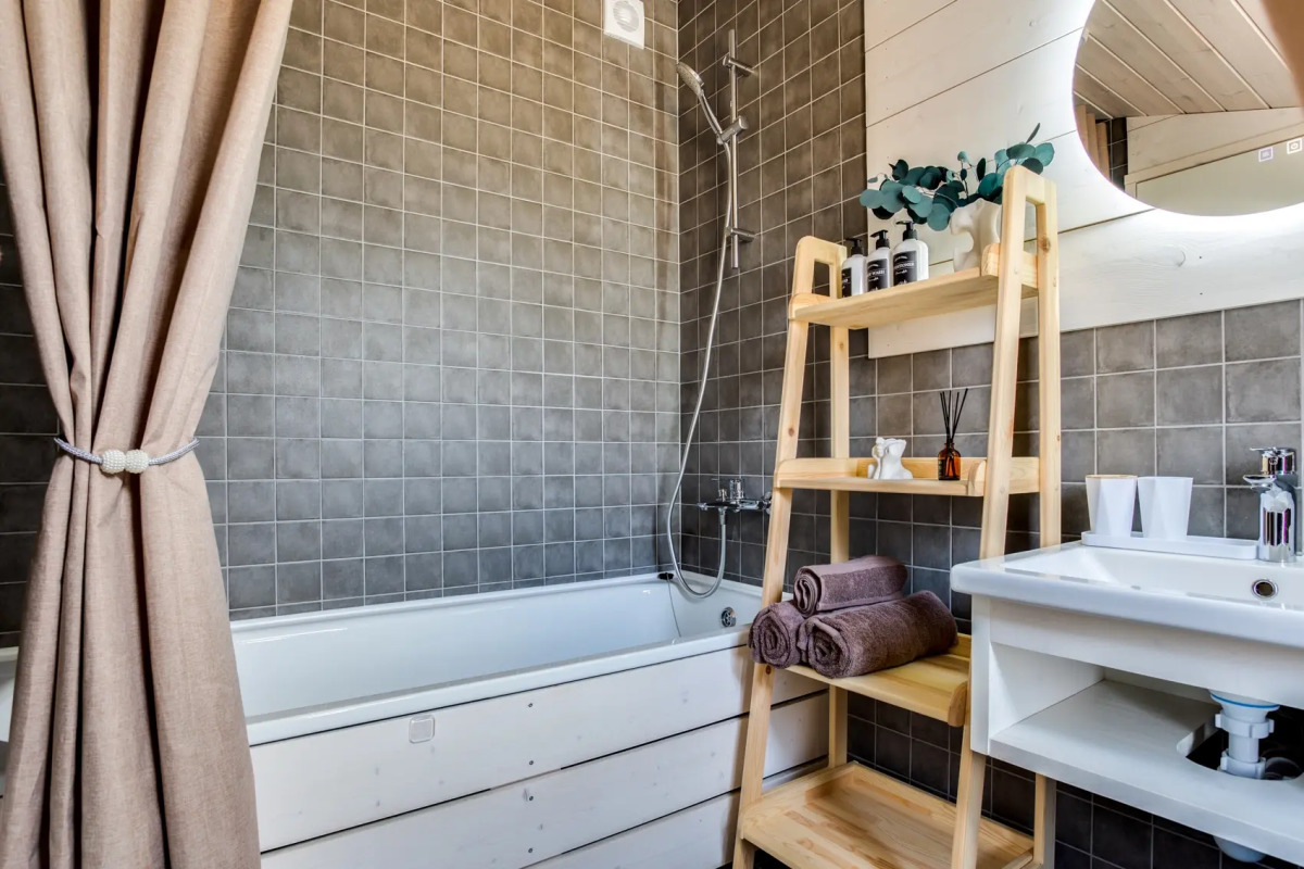 Частный дом с баней и чаном у воды и леса