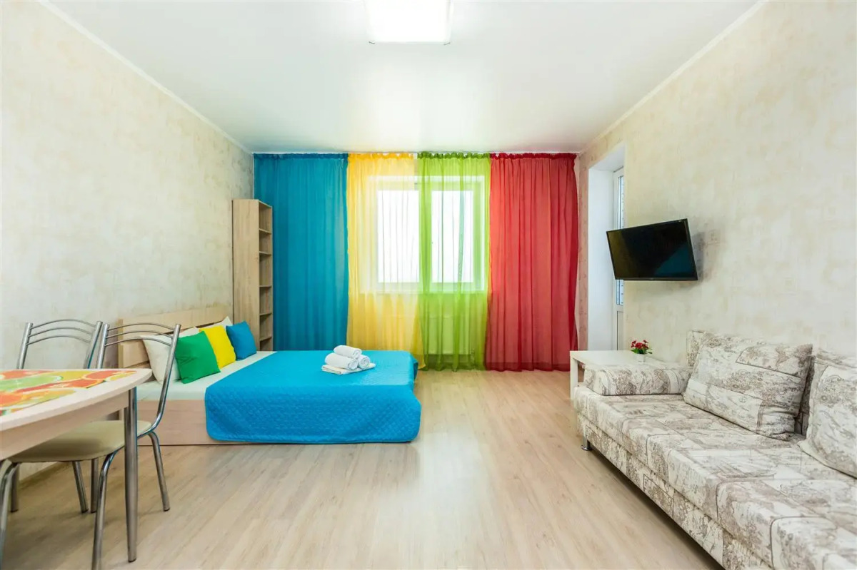 Апартаменты студия в ярких тонах в центре Тюмени