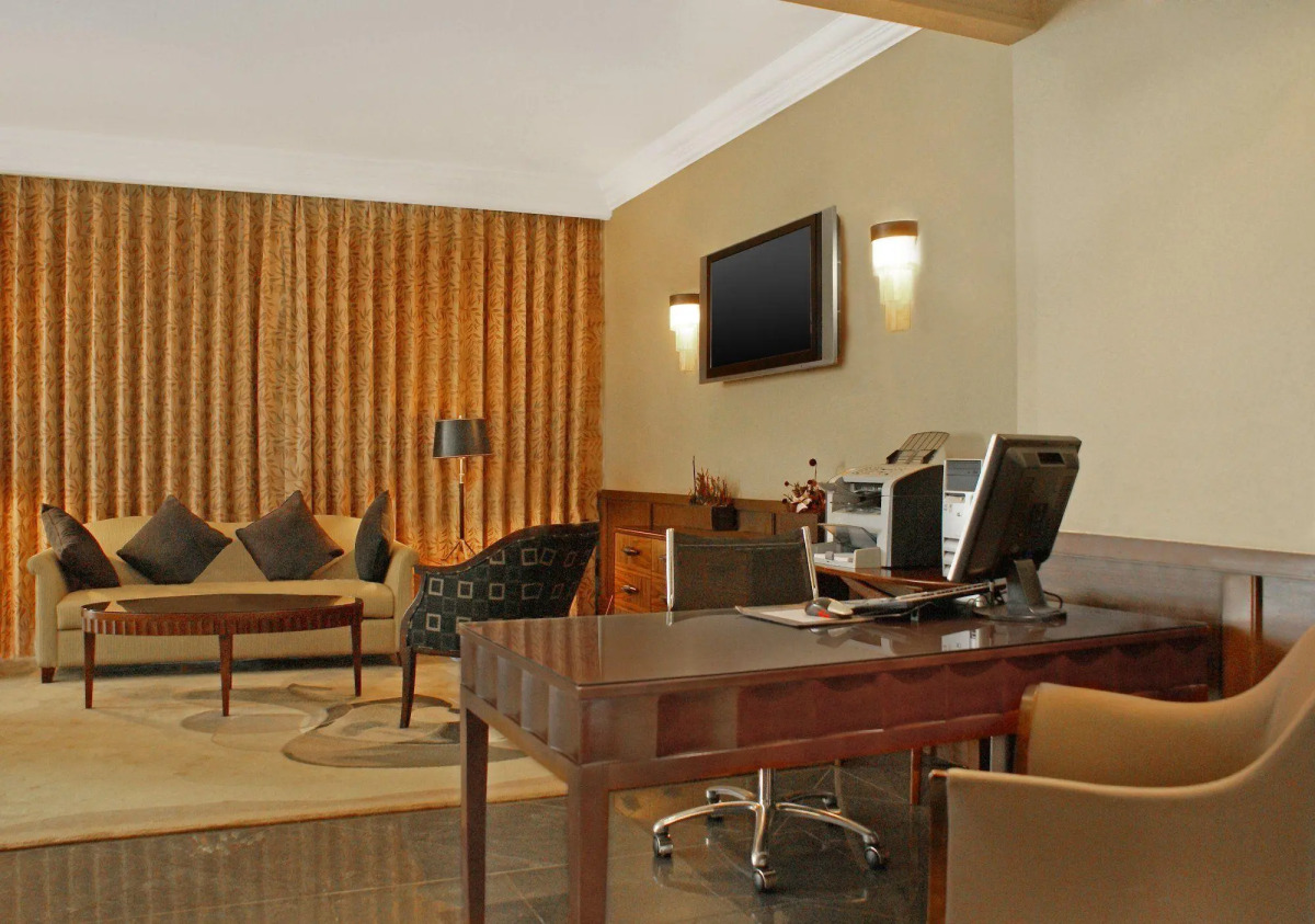 Отель Sheraton Kampala