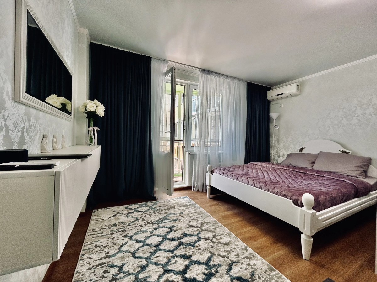 Квартира Уютная просторная однушка (55кв.) с АЛИСОЙ