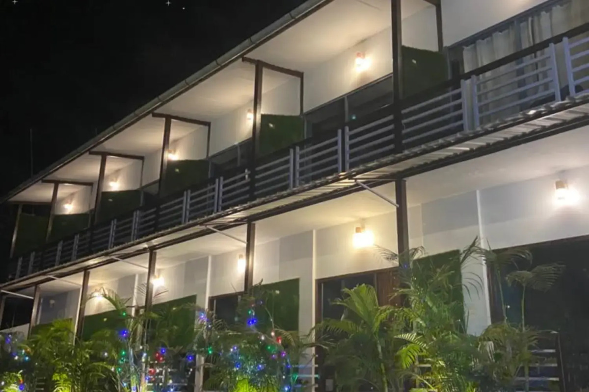 Hotel YogiTree beach Resort & Cafe