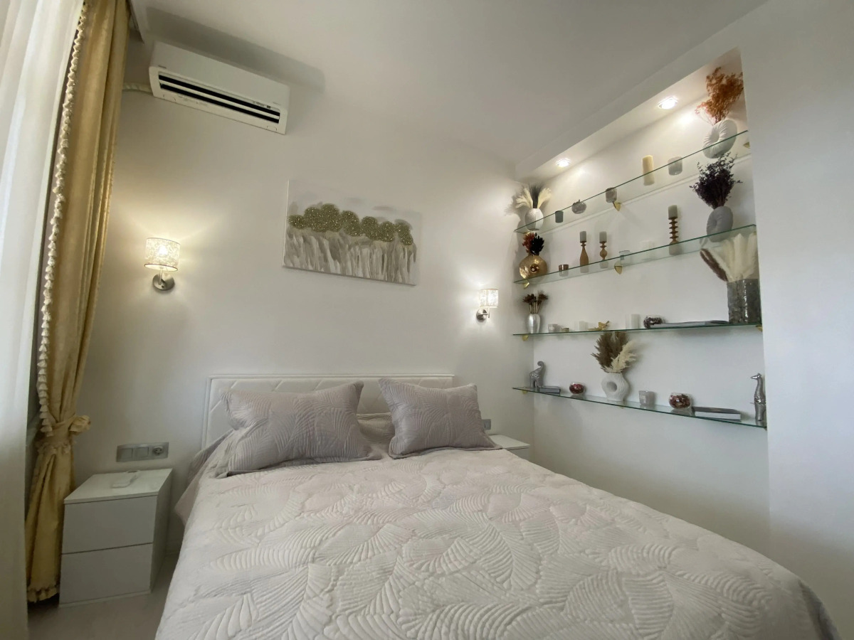 Апартаменты в современном стиле с камином