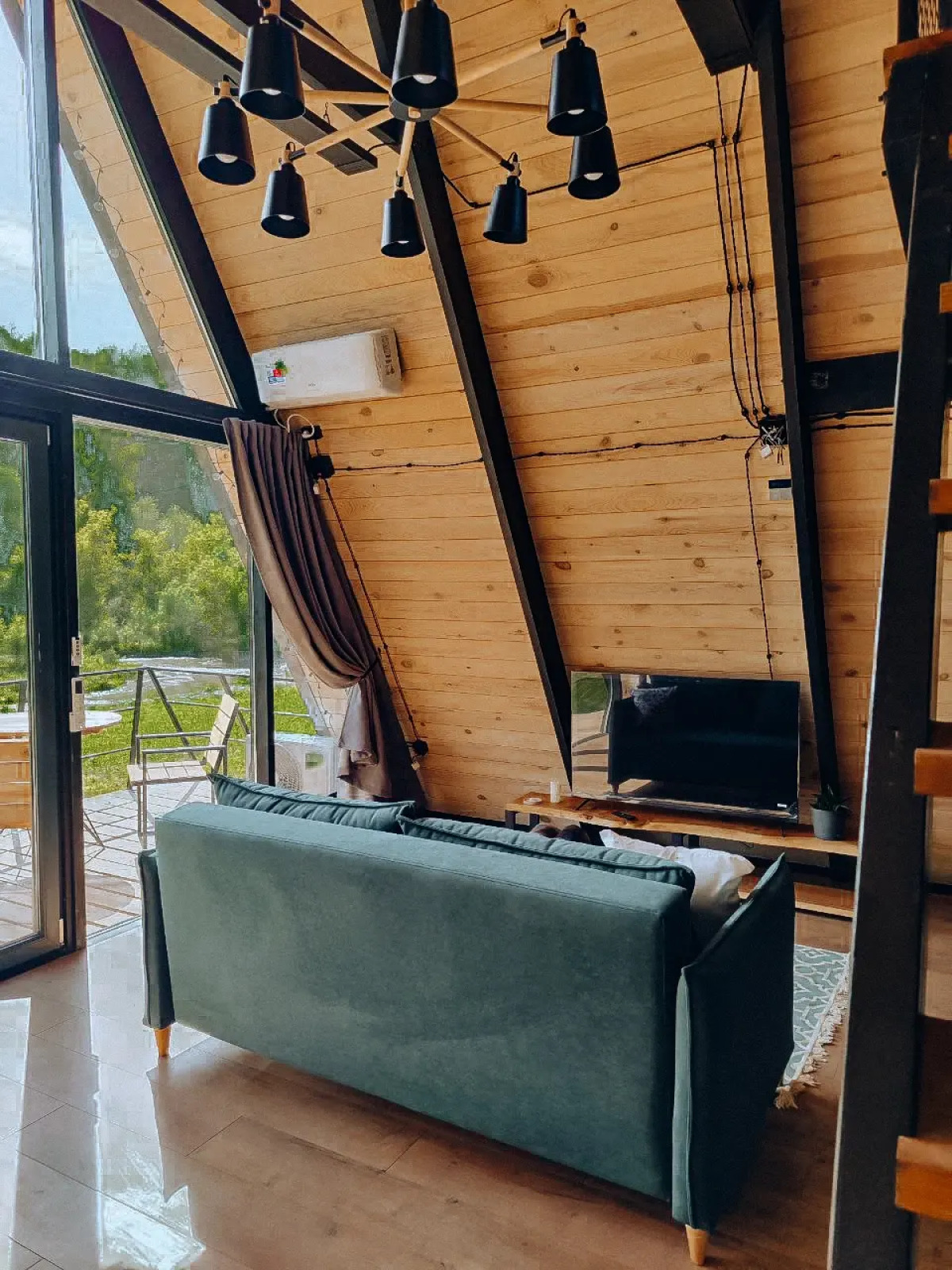 Шале А-фрейм с панорамным остеклением и террасой