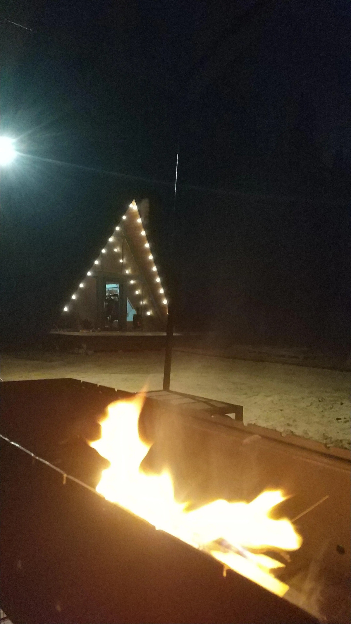 Дом А-фрейм с банным чаном у леса