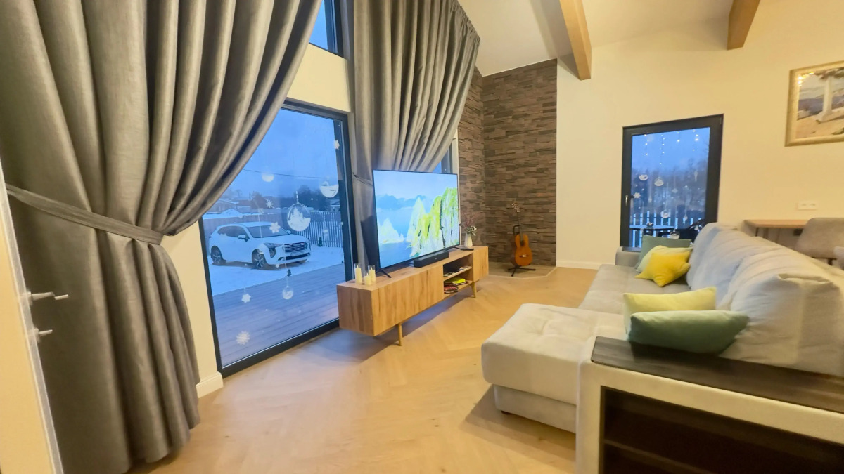 Частный дом у озера