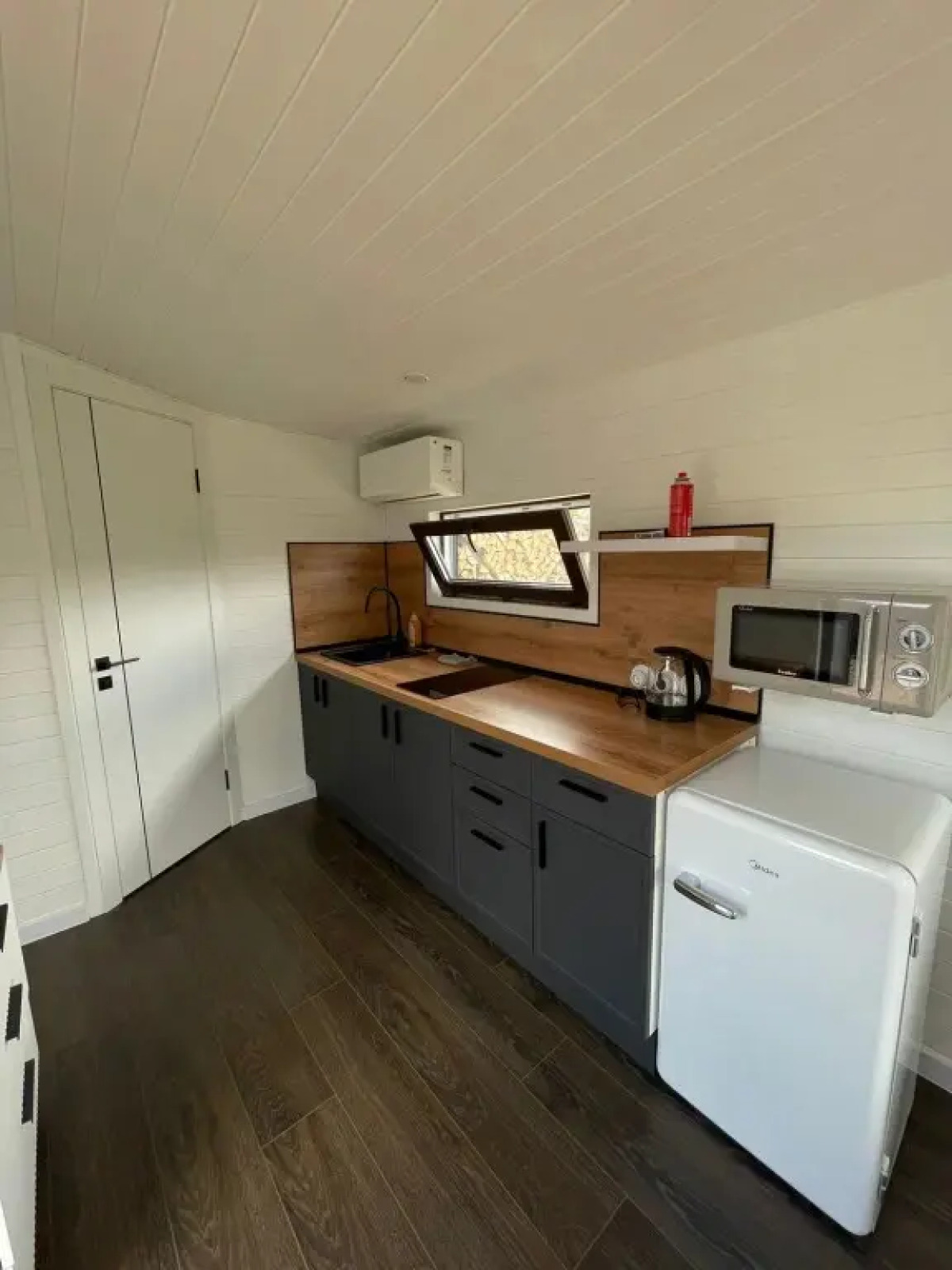 Бунгало Скандинавское на двоих с панорамными окнами, террасой и финским банным чаном на дровах