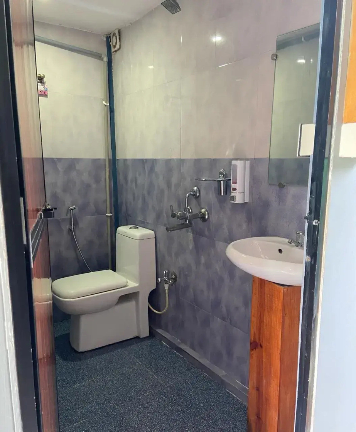 Hotel YogiTree beach Resort & Cafe