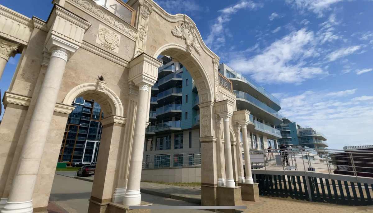 Апартаменты с бассейном у моря