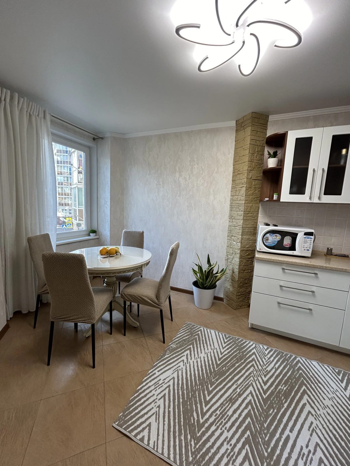 Квартира Уютная просторная однушка (55кв.) с АЛИСОЙ