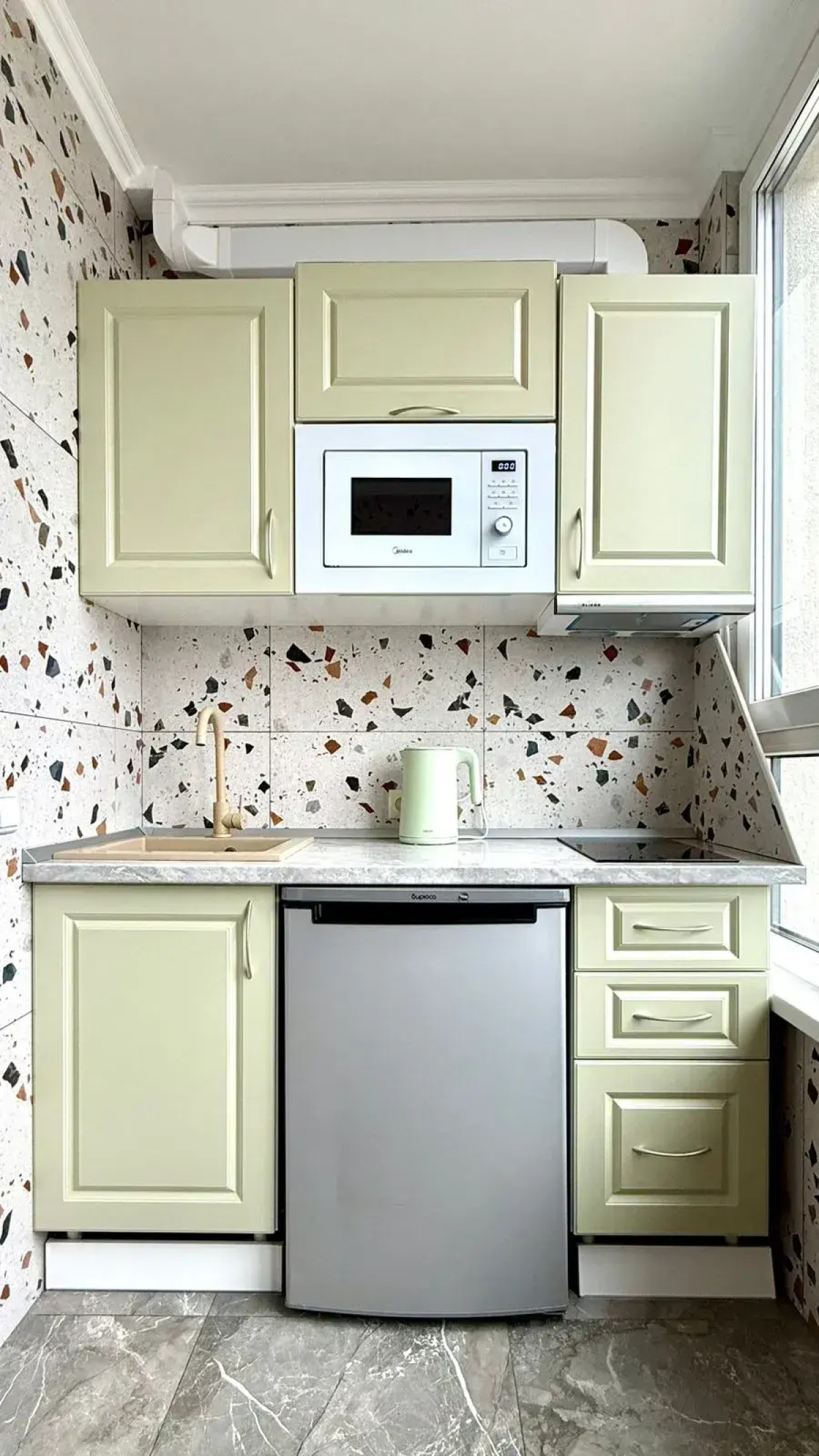 Апартаменты уютные ApartMari Пионерский: с видом на море, первая линия с выходом на пляж