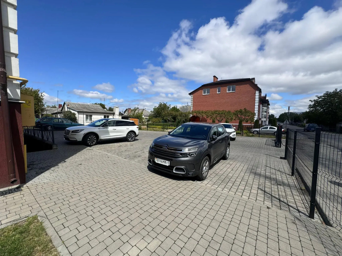 Квартира Просторная Недалеко от Центра с Парковкой