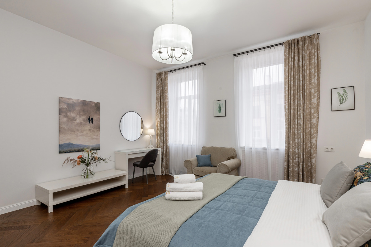 Апартаменты 4-комнатные HomeApart К.Маркса, 30