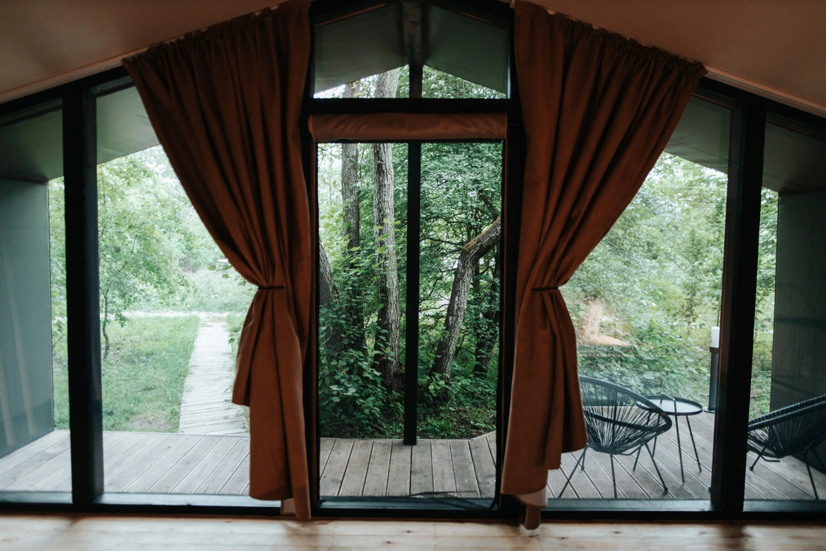 Поляна Глэмпинг, 1-я линия моря (12+)