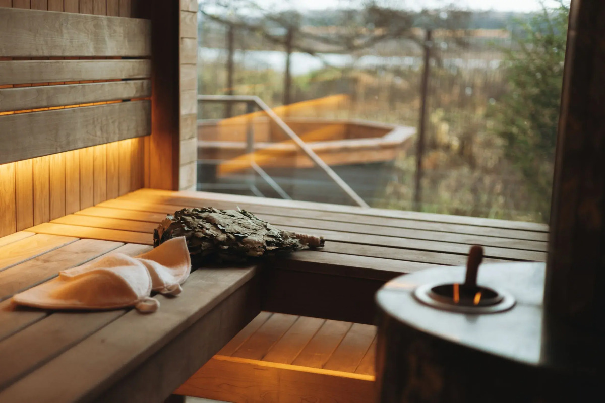 Частный дом с баней и чаном у воды и леса