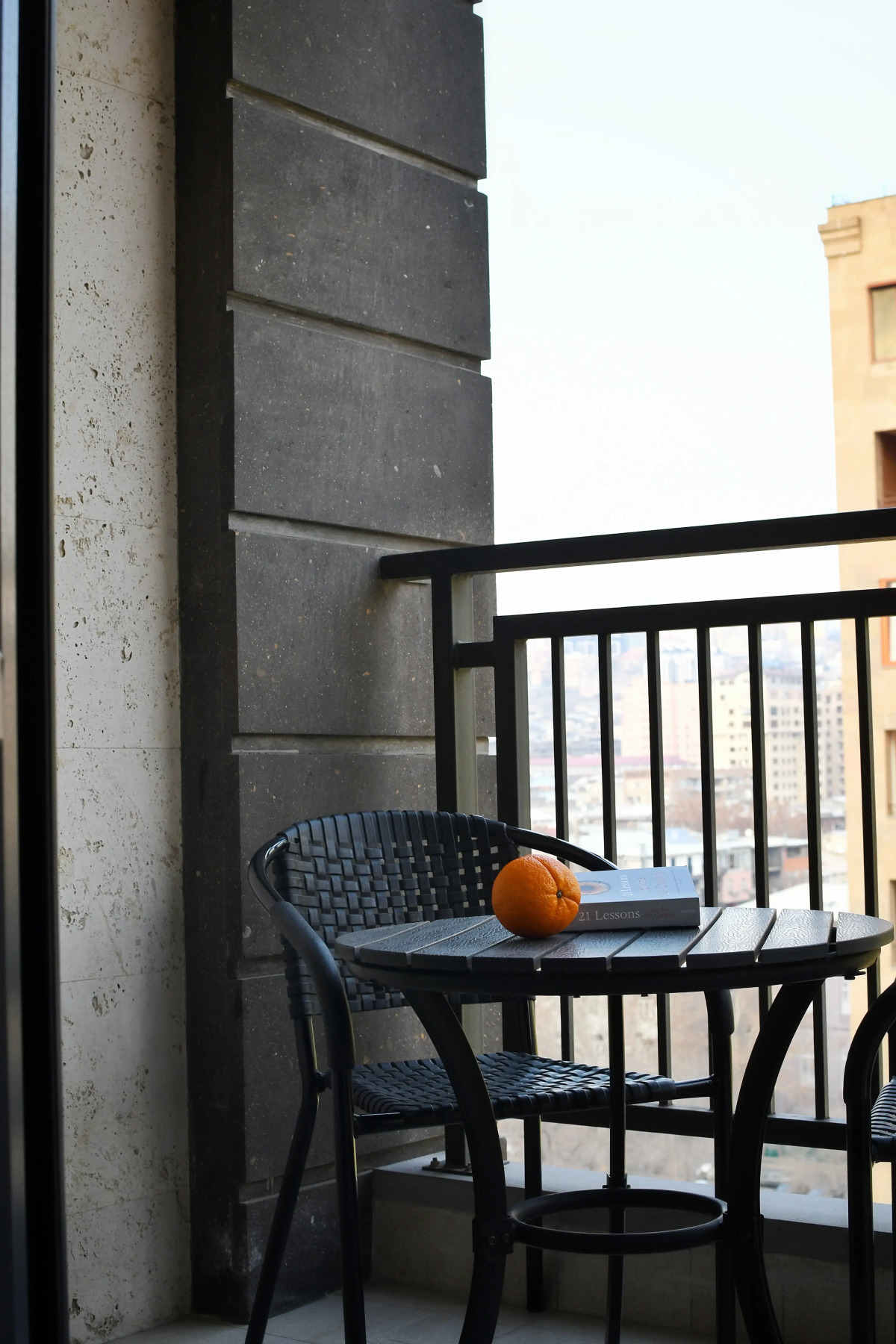 Апартаменты Newly Renovated Condo, Steps to Republic Square