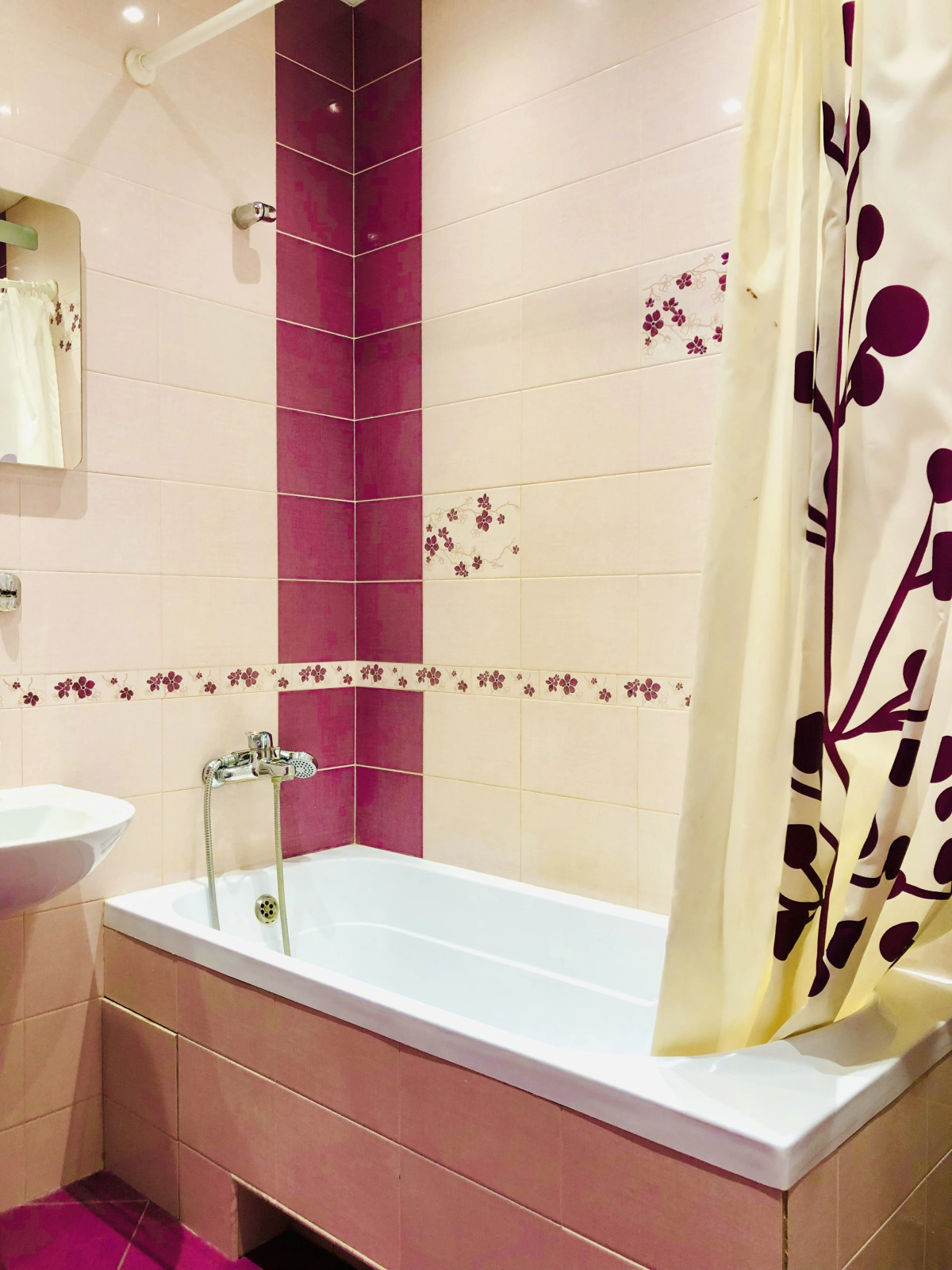 Апартаменты Шикарная двухкомнатная квартира с раздельными комнатами и балконом