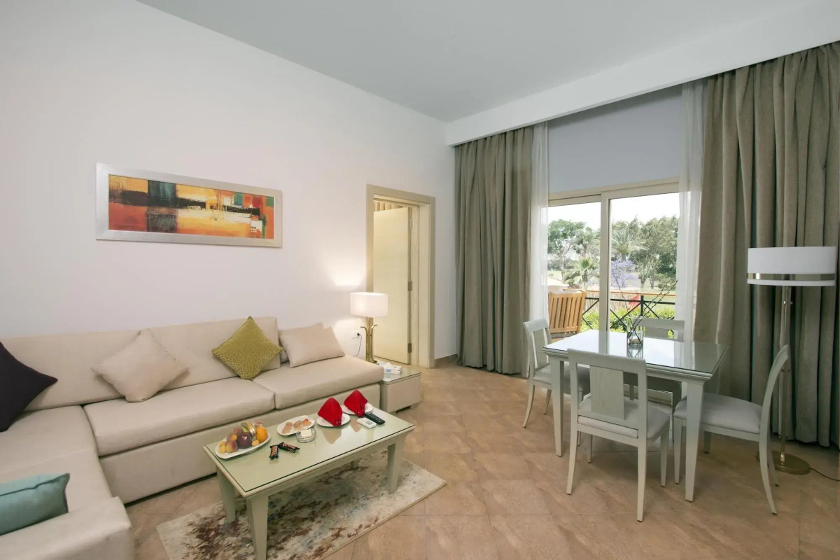 Курортный Отель Swiss Inn Pyramids Golf Resort