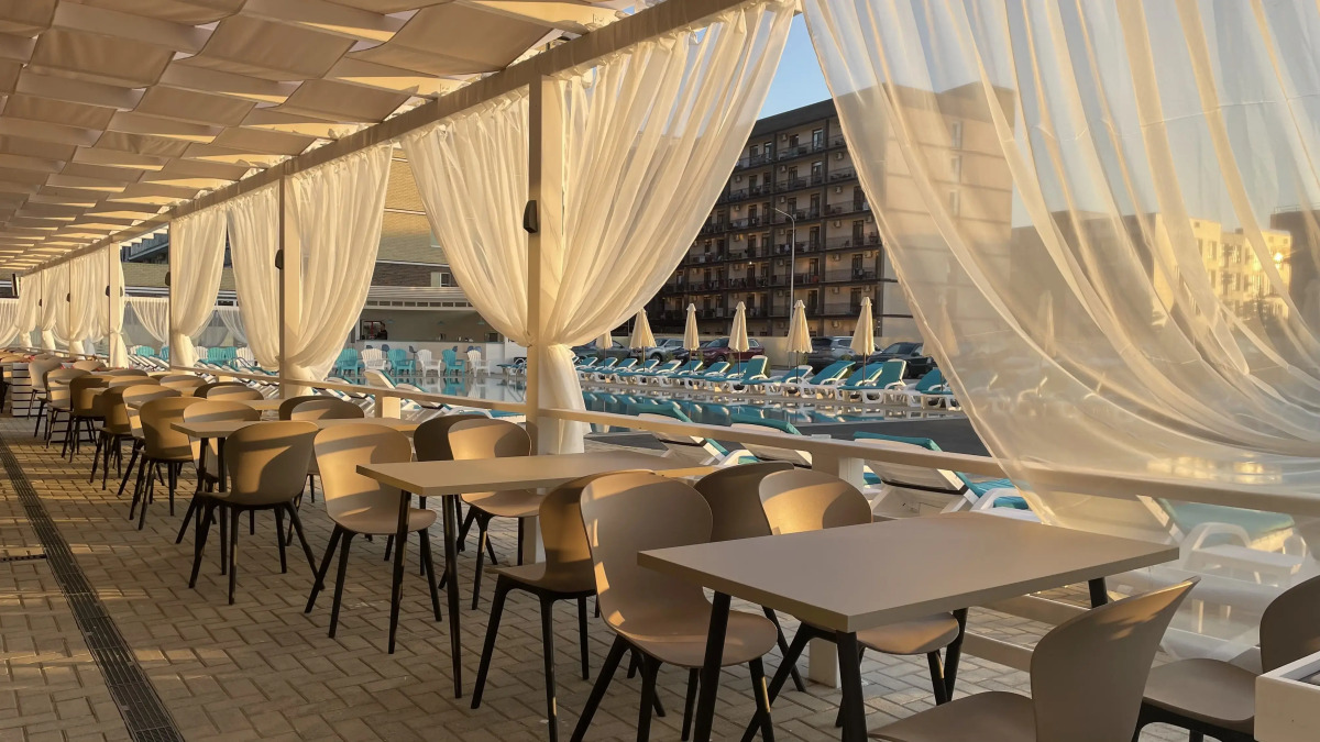 Апартаменты с бассейном у моря