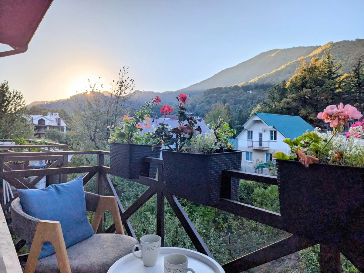 Квартира двухуровневая с видовым балконом в центре Красной Поляны